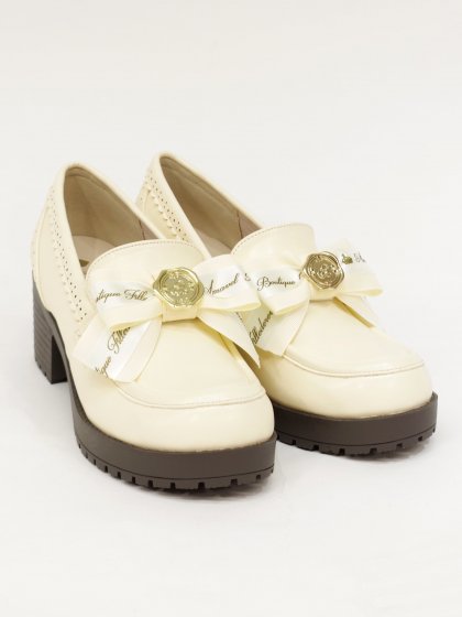 Loafer pumps with message ribbon